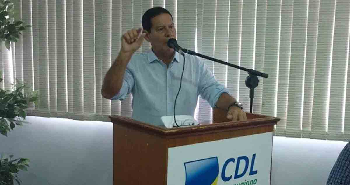 O vídeo do vice de Bolsonaro criticando 13º salário e adicional de férias