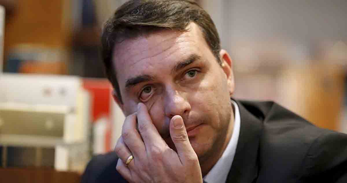 Flávio Bolsonaro põe culpa em Queiroz por cargos a parentes de chefe do crime
