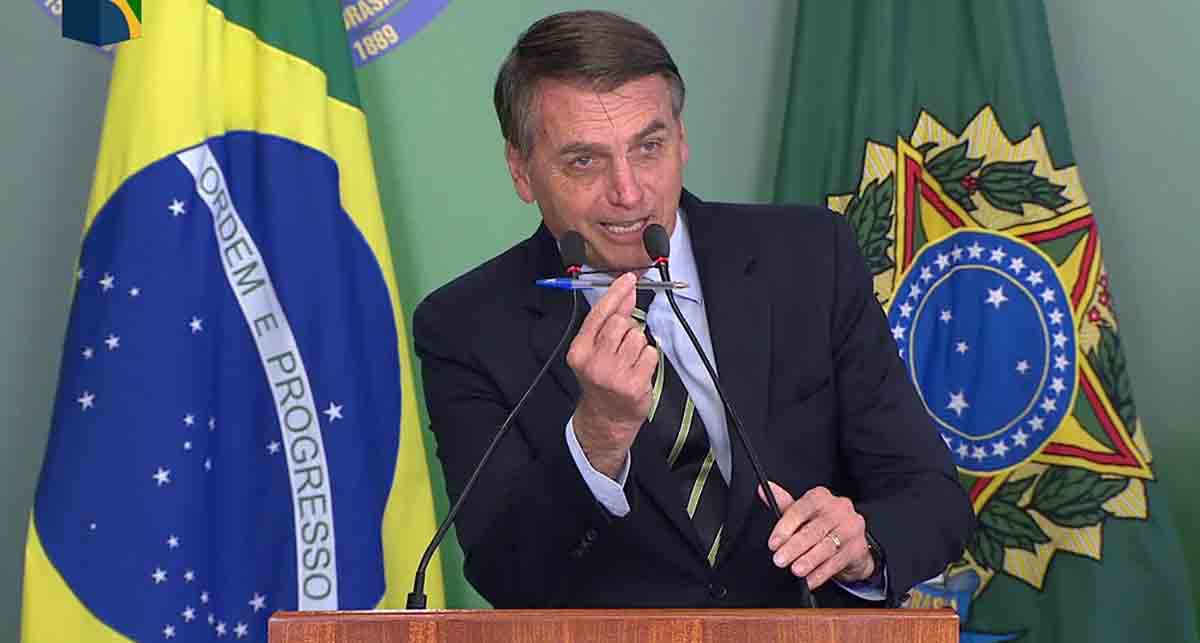 Bolsonaro assina decreto liberando posse de armas, com cofre em casa
