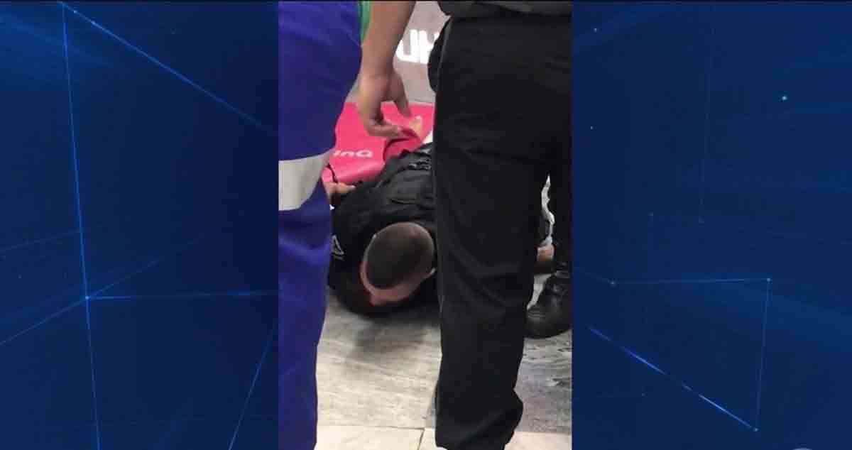 Imagens da TV Globo mostram que rapaz morto no Extra desmaiou antes de levar “mata leão”