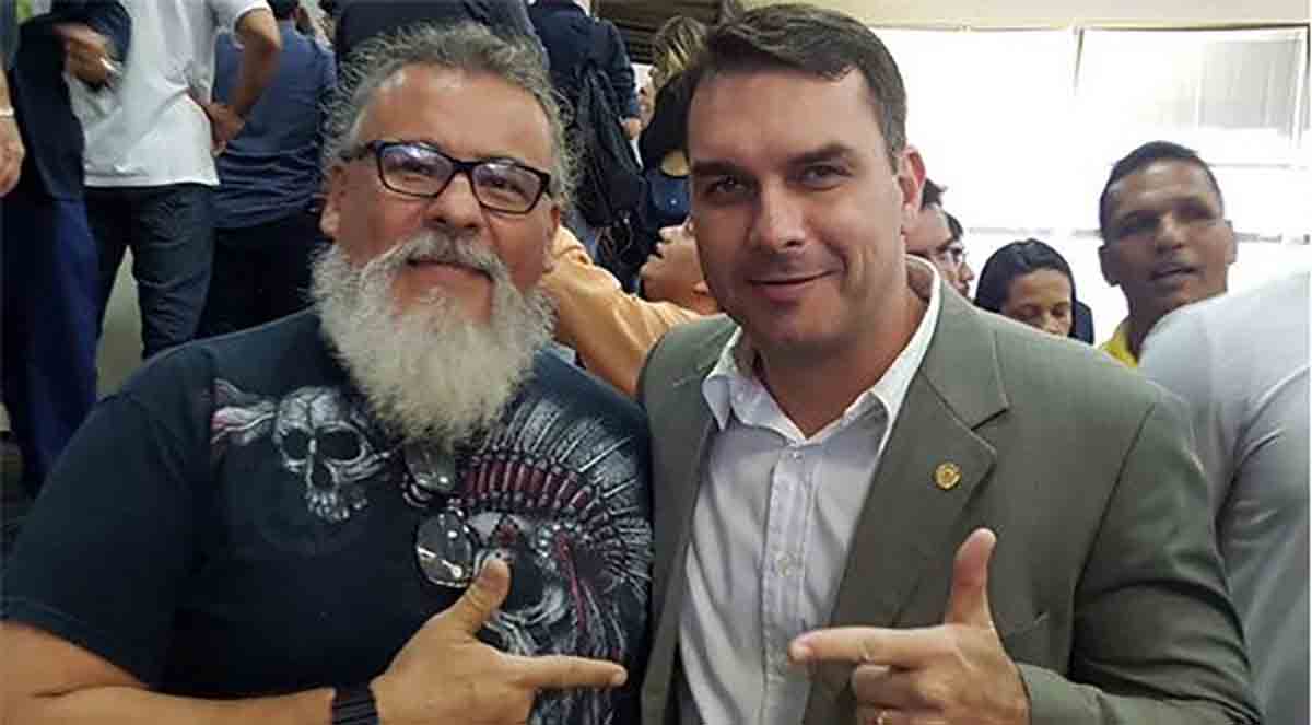 Flávio Bolsonaro fez homenagens a policial preso por extorsão