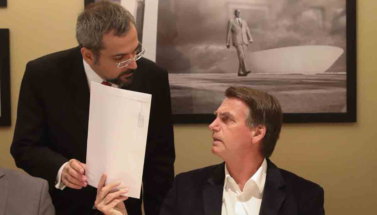 Ministro de Bolsonaro bloqueia 30% de verbas de 3 universidades federais