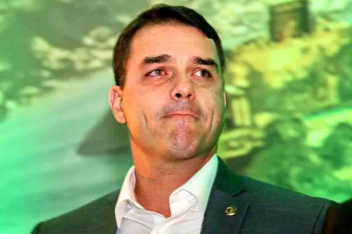 Flávio Bolsonaro tenta pela 3ª vez barrar investigações
