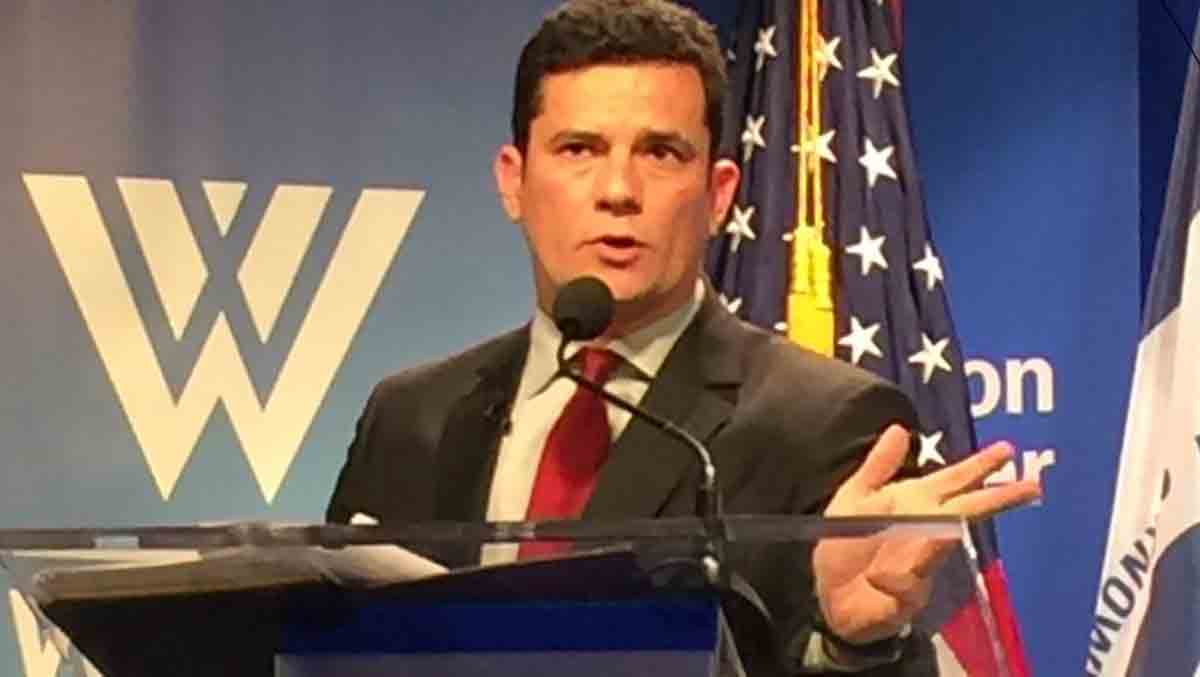 Moro vai aos EUA e visita agências de espionagem