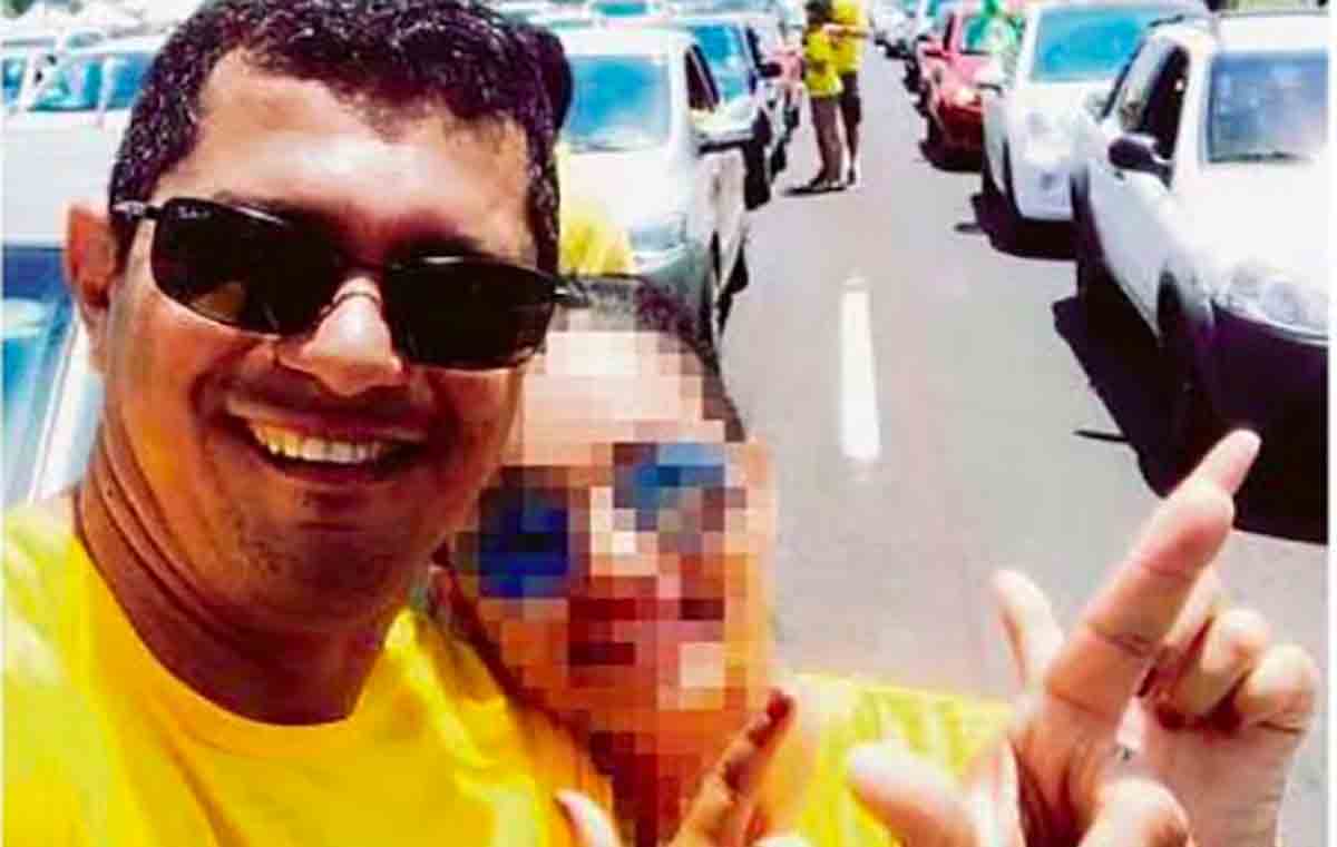 Militar preso com drogas na Espanha é bolsonarista de fazer arminha com as mãos