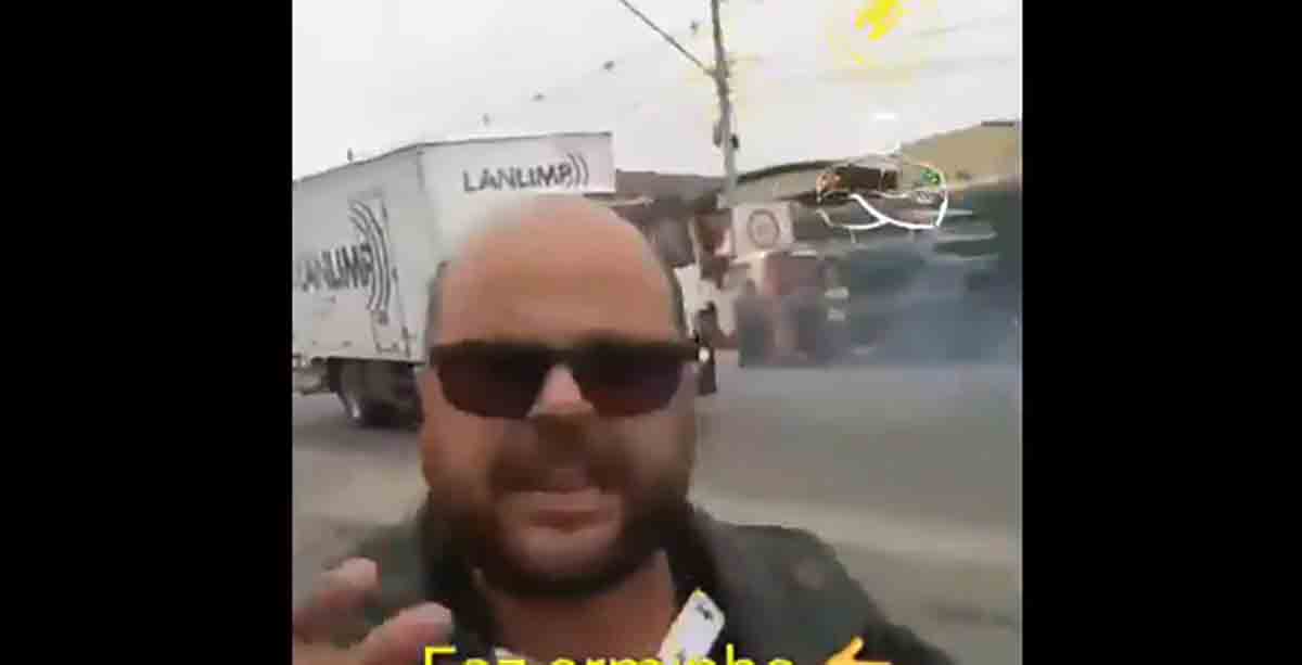 Vídeo: Caminhoneiro que apoiou Bolsonaro diz: “Bolsonaro agora só recebe com cassetete”