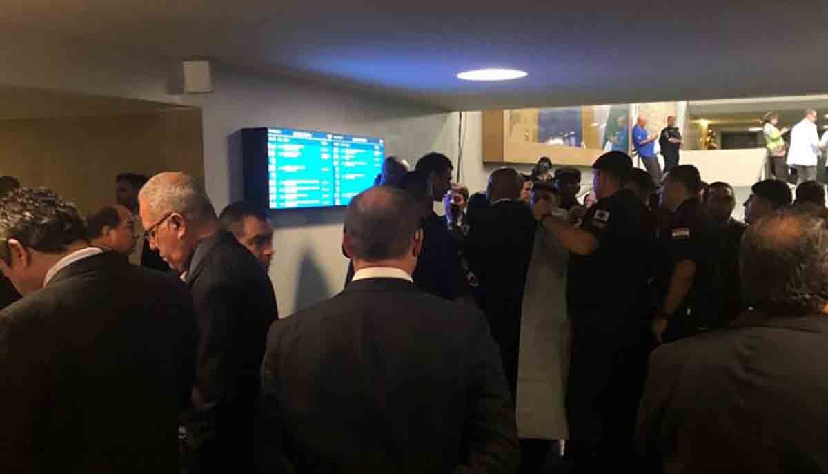 Vídeo: Líder do governo Bolsonaro é chamada de traidora por policiais e agentes de segurança