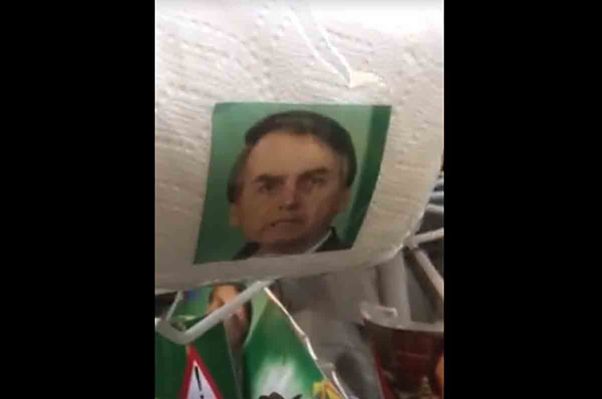Vídeo: Turista brasileira encontra papel higiênico com a cara de Bolsonaro em Napóles/Itália