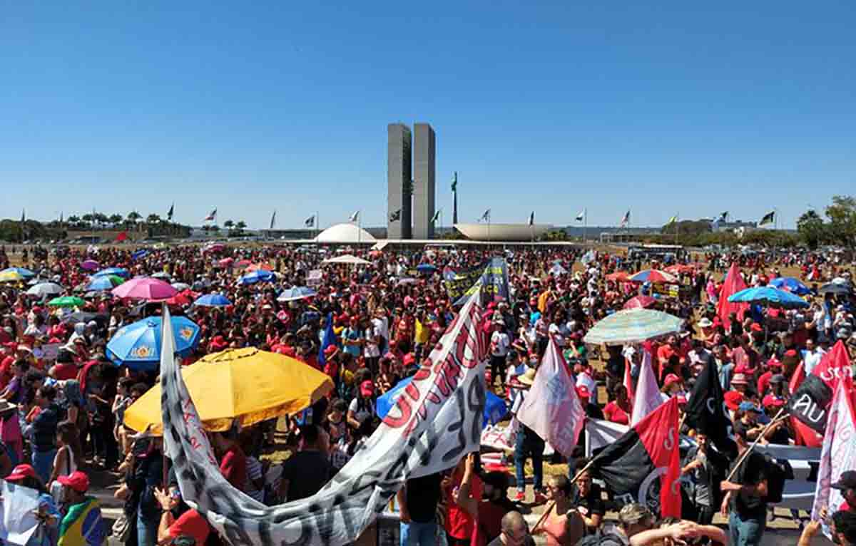Começam os atos contra Bolsonaro e os cortes na educação. Veja fotos e vídeos