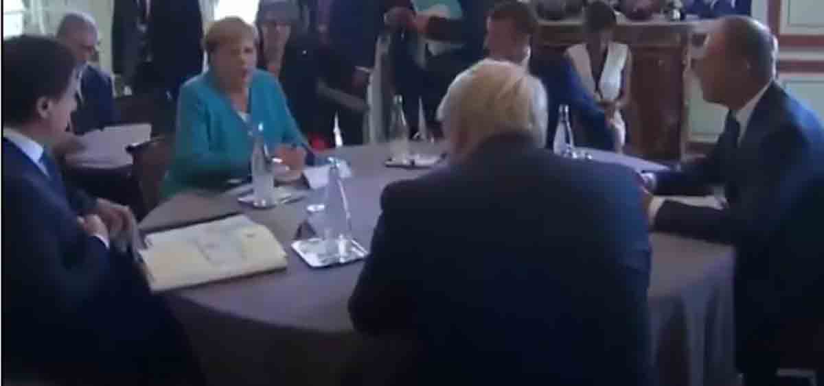 Vídeo mostra Macron  e Merkel falando de Bolsonaro  em reunião do G7