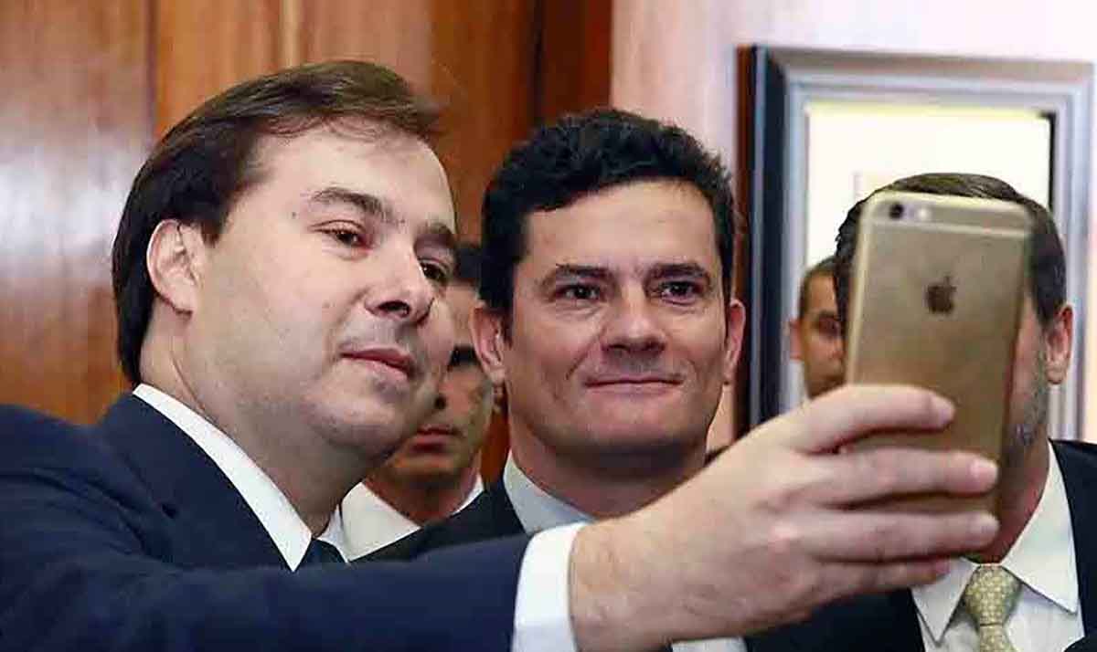 Moro desabafa com Rodrigo Maia sobre sua preocupação com a CPI da Vaza Jato