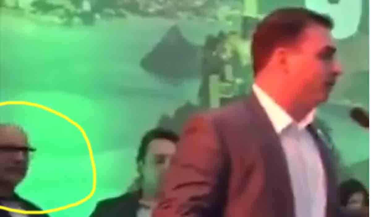 Vídeo: Flávio Bolsonaro faz discurso contra corrupção com Queiroz no palco