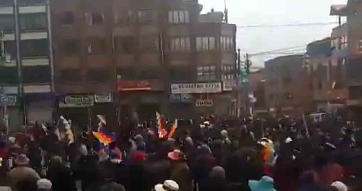 Multidão pró-Evo vai a capital da Bolívia gritando “Agora sim, Guerra civil”