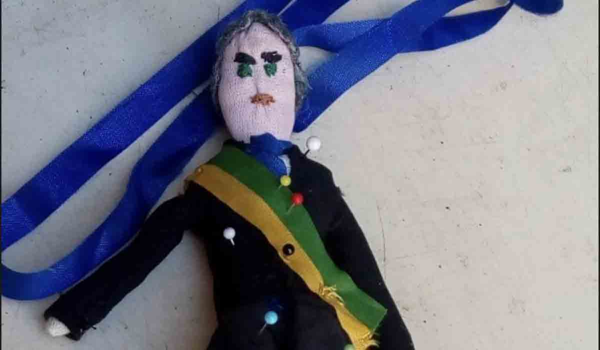 Boneco Vodu de Bolsonaro é vendido no Mercado Livre