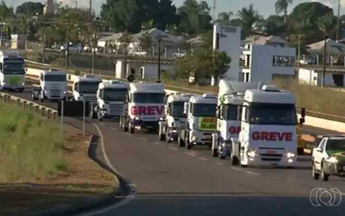 Caminhoneiros anunciam greve nacional contra Bolsonaro