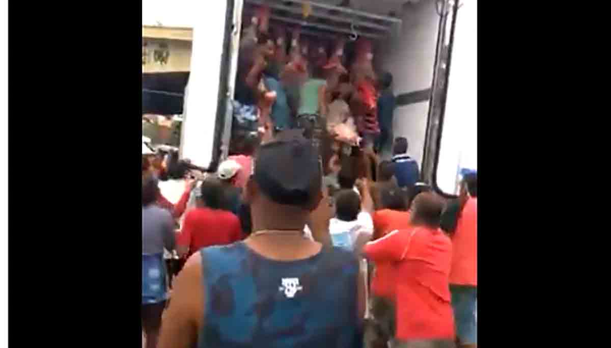 Cenas de saque a caminhão de carne no Rio, não é na Venezuela