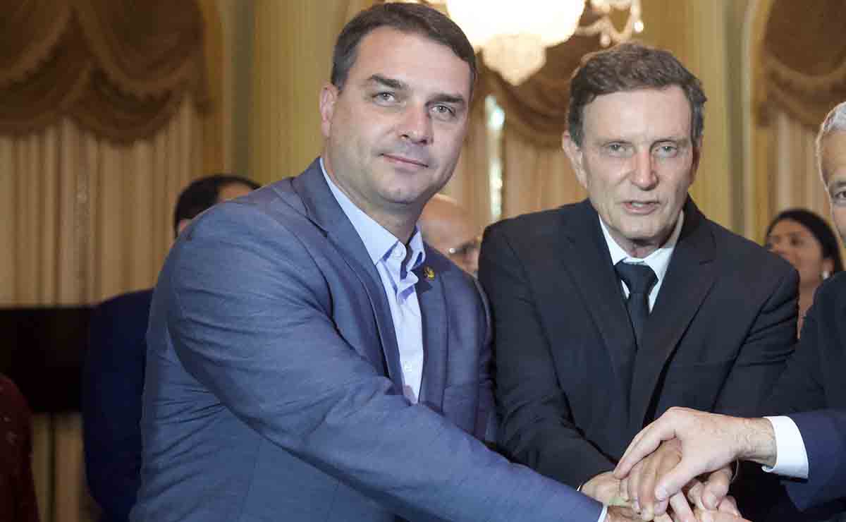 Marcelo Crivella, ligado à Universal se solidariza com Flávio Bolsonaro