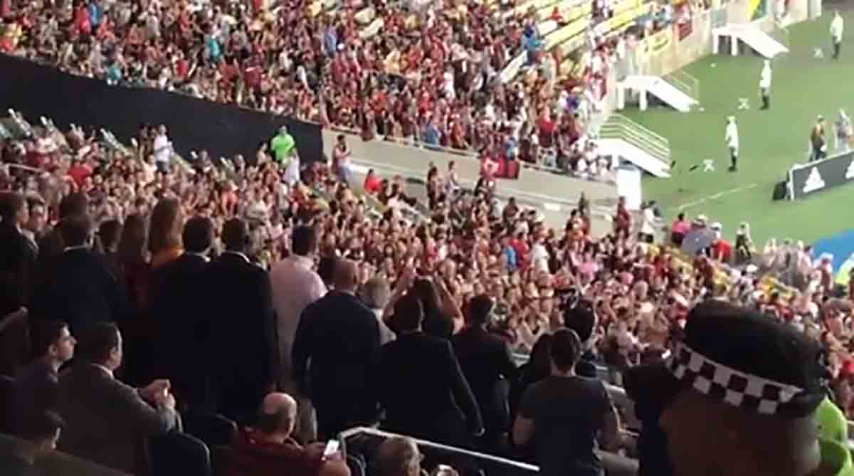 Vídeo: Bolsonaro vaiado no Maracanã em jogo do Flamengo vs Avaí