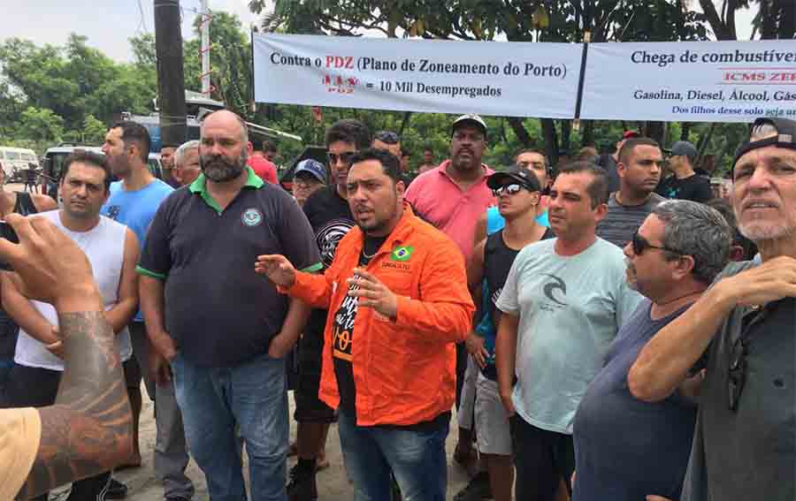 Caminhoneiros se unem a Petroleiros em greve
