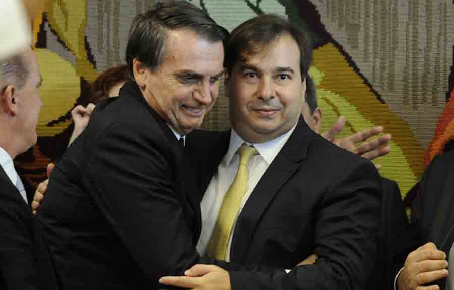 Maia afasta 12 bolsonaristas de funções na Câmara