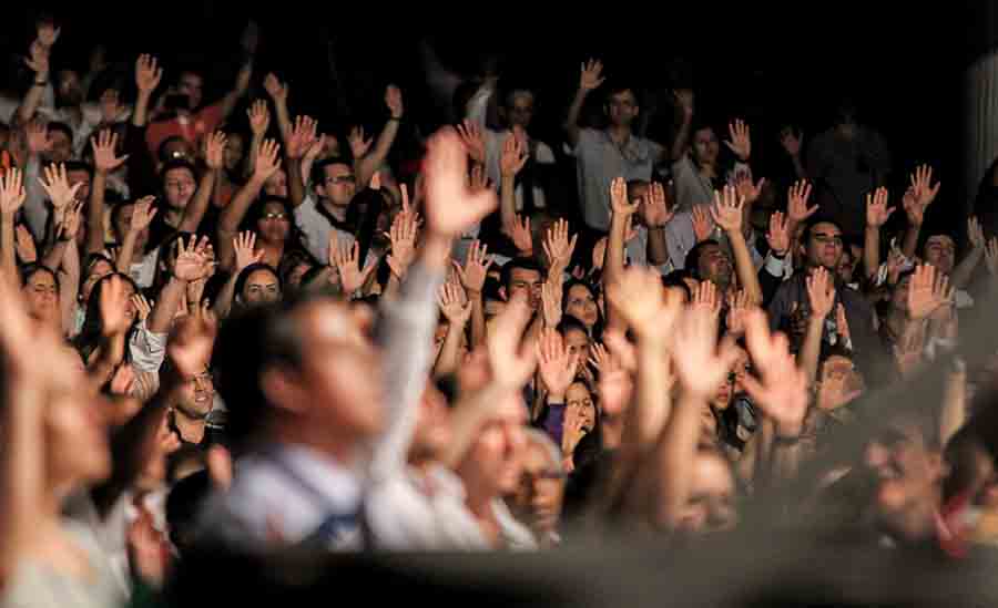 VÍDEO: Pastora cobra dízima de auxílio emergencial de R$ 600