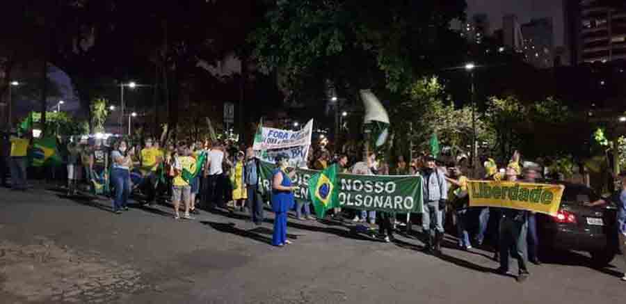 Carreata pró-Bolsonaro é recebida com ovos em Belo Horizonte