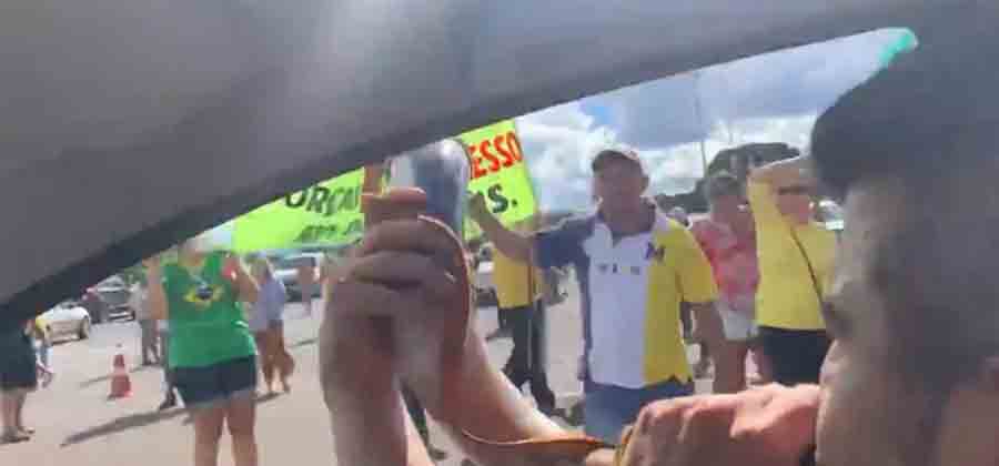 VÍDEO: Jornalista toca o berrante em ato e irrita gado bolsonarista