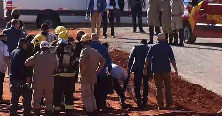 Bolsonaro vai a Hospital de Campanha sem máscara e leva tombo