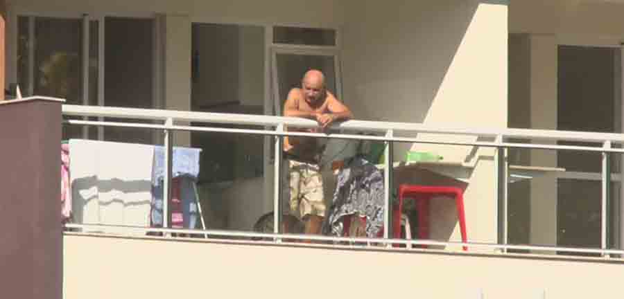 Queiroz é filmado na sacada de prédio "curtindo'' a prisão domiciliar