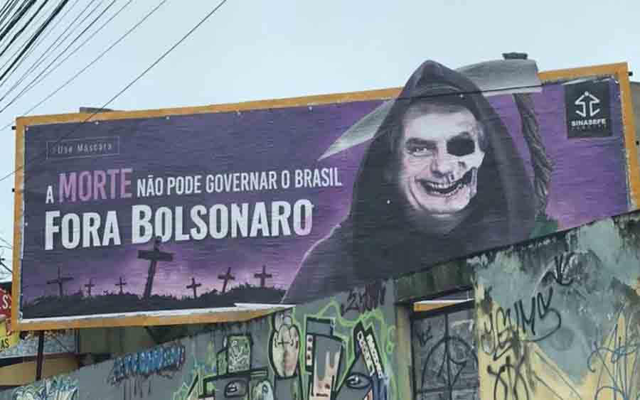 Outdoors com cara de Bolsonaro como Morte em vários pontos de Aracaju