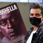 Bolsonarista leva chuva de pipoca e latinhas em sessão lotada do filme Marighella
