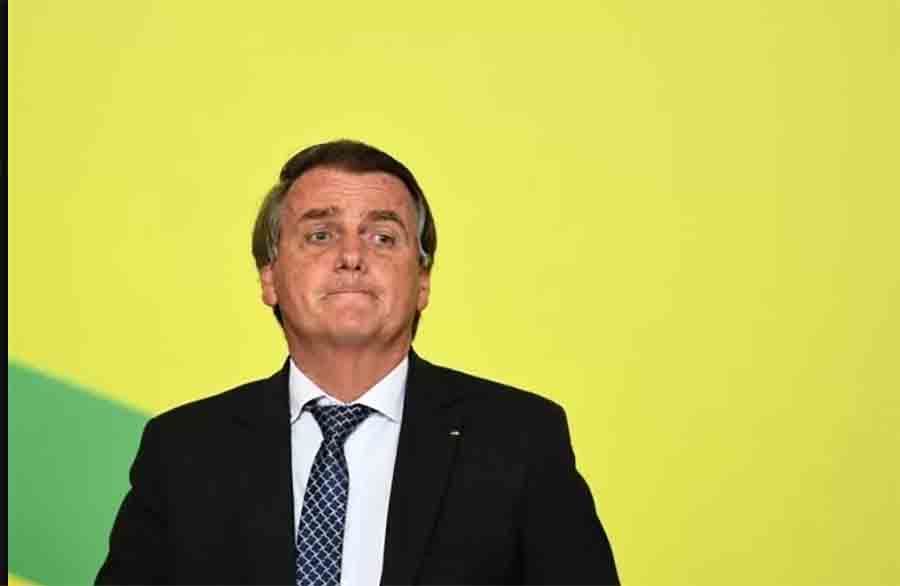 Bolsonaro em fundo amarelo e verde, com cara de preocupado Imagem.