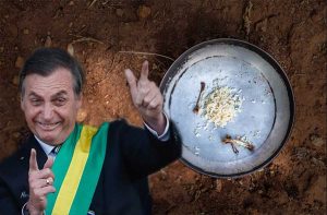 FOTO Bolsonaro fazendo arminha, para uma panela com ossos e poucos grãos de arroz, simbolizando a fome crescente no Brasil.