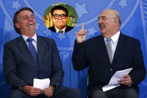 Bolsonaro rindo ao lado de Milton Ribeiro.