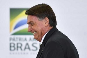 Bolsonaro sorrindo de perfil