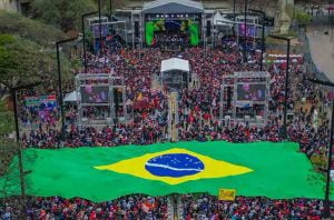 Milhares com Lula em SP.